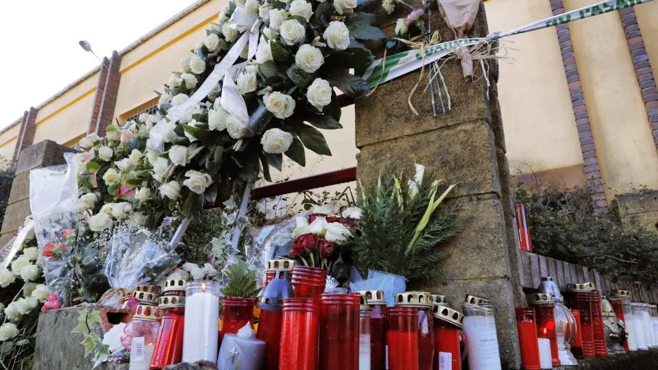 Coronas y velas que continúan llegando al altar improvisado ante la nave donde fue hallado el cuerpo sin vida de Diana Quer. LAVANDEIRA JR (EFE)