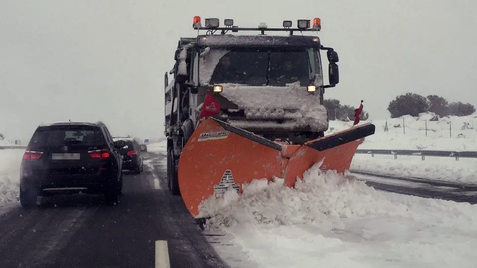 Una máquina quitanieves trabaja para desbloquear la AP6. EFE
