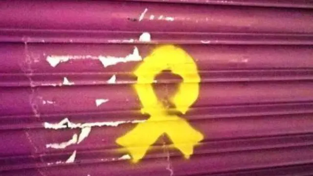 Pintan un lazo amarillo en el negocio de la madre de Rivera. TWITTER