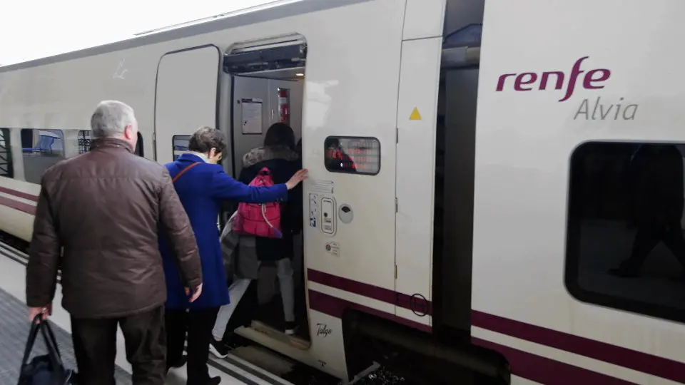 Un tren Alvia en Lugo. AEP