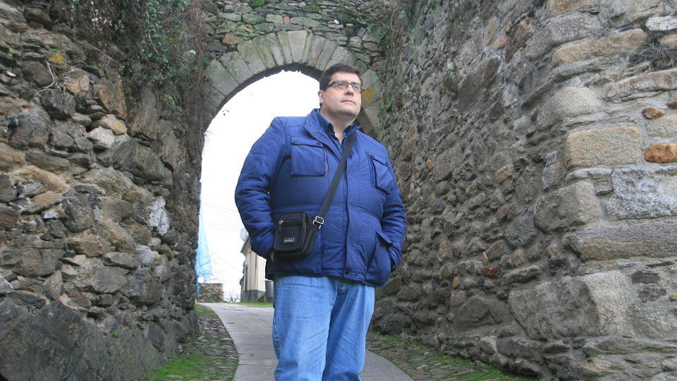 Felipe Aira ,ante la Porta da Alcazaba, en Monforte. TOÑO PARGA
