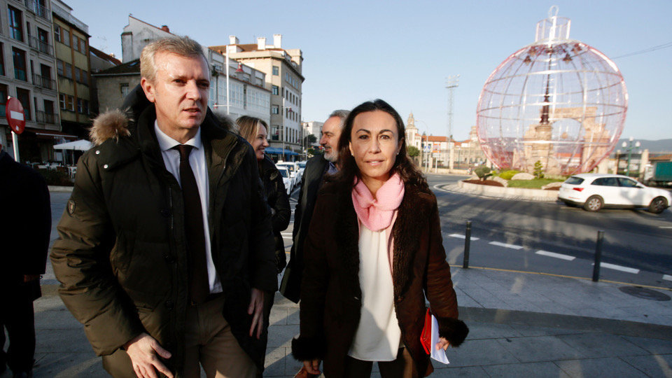 Alfonso Rueda pasea por la Praza de España de Marín junto a la alcaldesa, María Ramallo. GONZALO GARCÍA