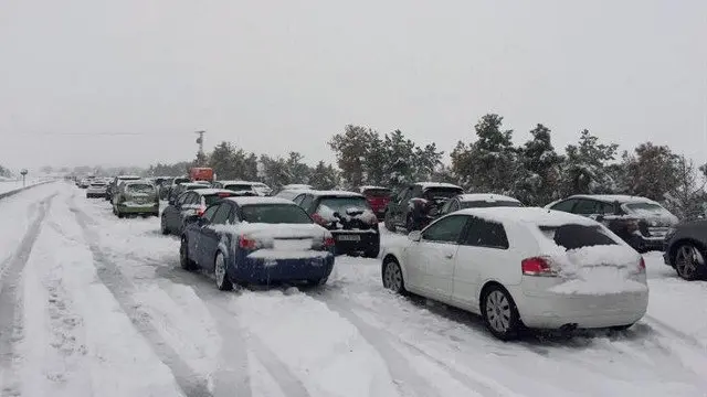 Coches atrapados en la AP-6. EFE