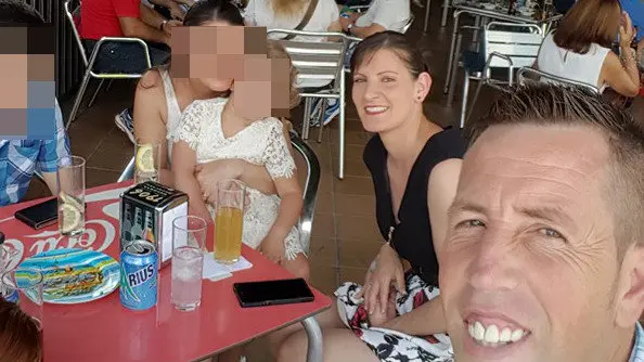 Selfie de Abuín con su esposa y su cuñada. FACEBOOK