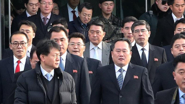 La delegación norcoreana llega a la reunión con representantes de Corea del Sur. JUNG UI-CHEL