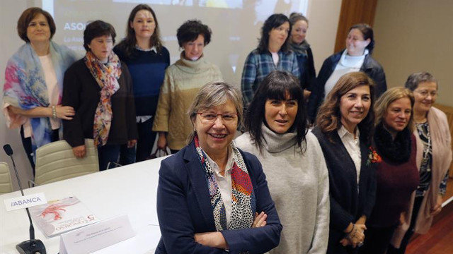 Rosa Quintana, junto a representantes de las asociaciones de mujeres de la Pesca. LAVANDEIRA JR (EFE)