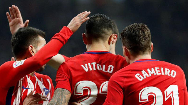 El centrocampista del Atlético de Madrid Vitolo Machín celebra con sus compañeros su gol. CHEMA MOYA (EFE)