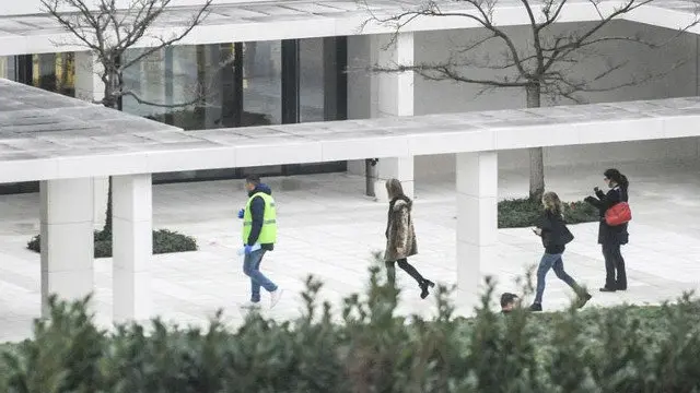 Efectivos policiales en las inmediaciones del albergue. CABALAR (EFE)