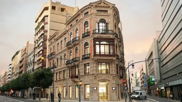 Edificio que alberga la tienda de Apple de Valencia. EP
