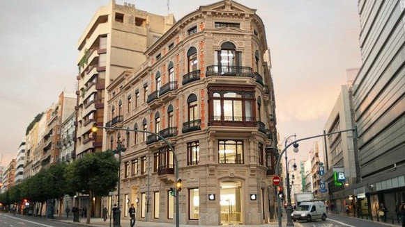 Edificio que alberga la tienda de Apple de Valencia. EP