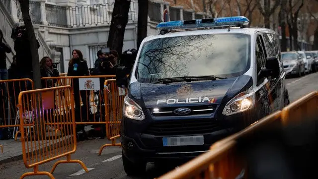 Un furgón de Policía Nacional, a su llegada al Tribunal Supremo donde el juez Llarena toma declaración como imputados a Joaquim Forn, Jordi Cuixart y Jordi Sànchez. FERNANDO ALVARADO (EFE)