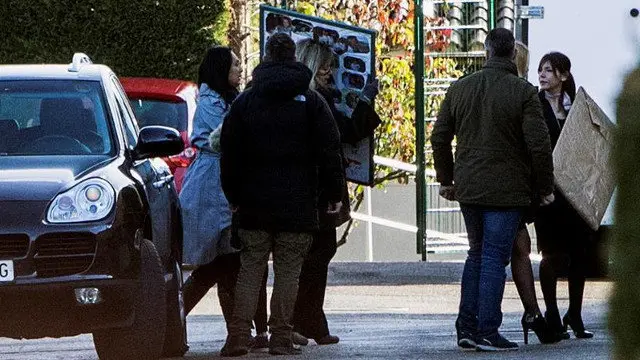 La madre de Diana Quer, Diana López-Pinel (3i), a su llegada al Tanatorio de La Paz.RODRIGO JIMÉNEZ (EFE)