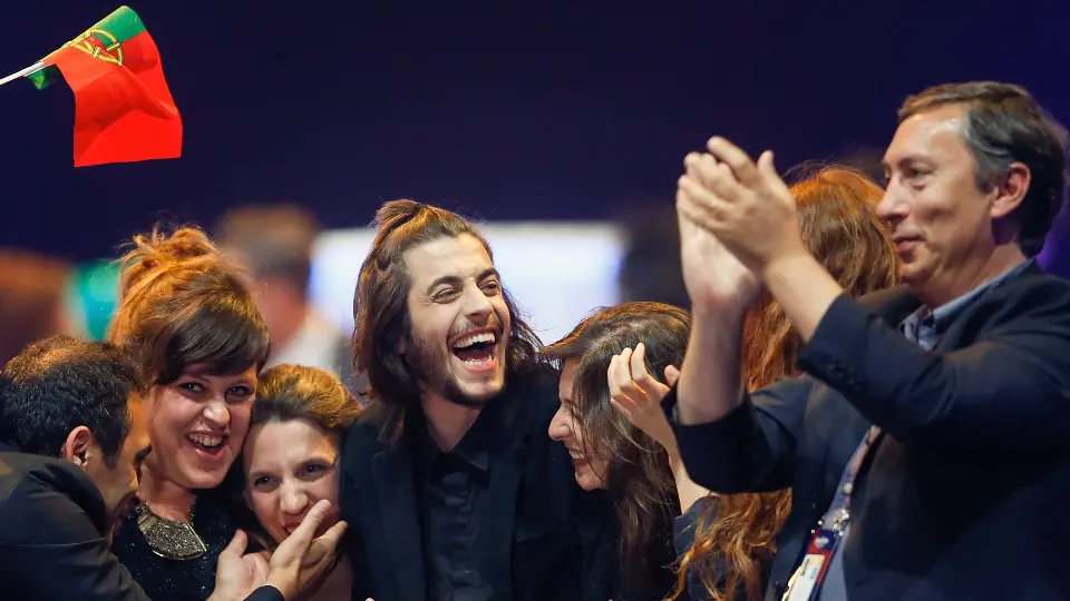 Salvador Sobral y la delegación portuguesa celebran la victoria en Eurovisión 2017. EFE.