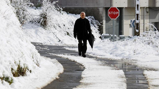 Un hombre camina entre la nieve en Pedrafita do Cebreiro. AEP