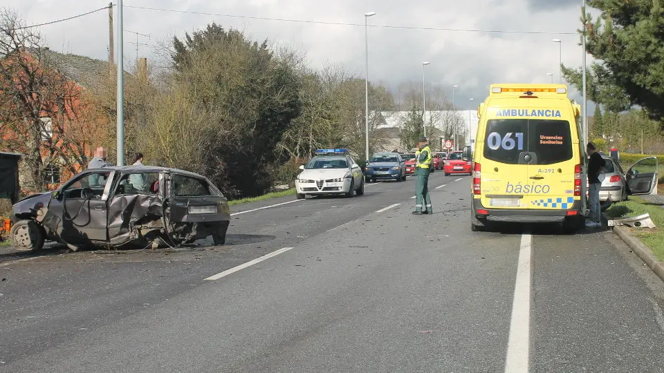 Estado en el que quedó uno de los dos vehículos implicados en la colisión en Duarría, en Castro de Rei. JOSÉ ÁNGEL DÍAZ