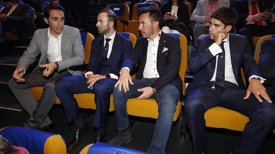 El exciclista madrileño Alberto Contador conversa con el exciclista catalán Joaquim Purito Rodríguez, ante el ciclista murciano, Alejandro Valverde y el vasco, Mikel Landa. JAVIER LIZÓN (EFE)