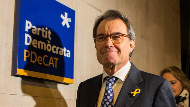 Artur Mas, a su llegada a la sede del PDeCAT antes de formalizar su renuncia.QUIQUE GARCÍA (EFE)