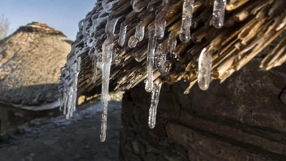 Unas pallozas en O Cebreiro, con carámbanos de hielo en la techumbre de paja. ELISEO TRIGO (EFE)