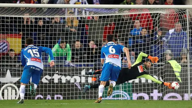 Diego López paró así el penalti a Messi. ALEJANDRO GARCÍA