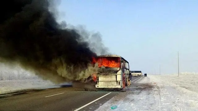 El autobús, en llamas. MINISTERIO DE INTERIOR DE KAZAJISTÁN