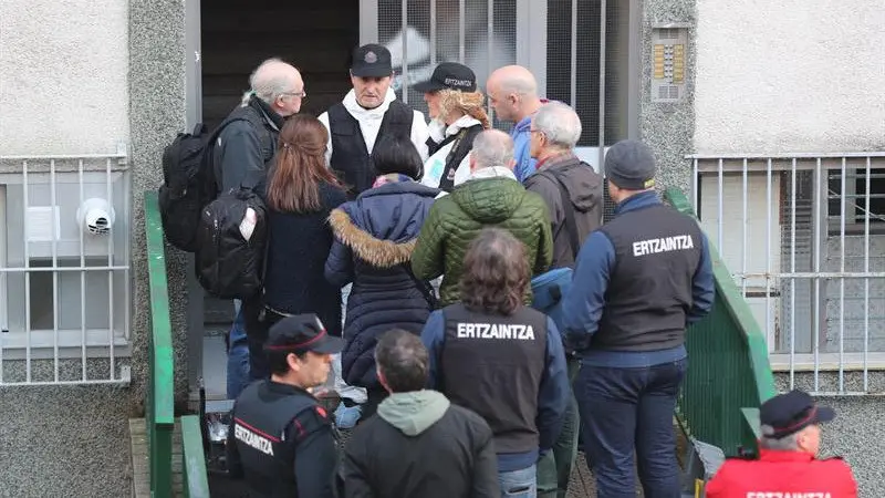 Efectivos de la Ertzaintza, en el lugar del suceso. LUIS TEJIDO (EFE)