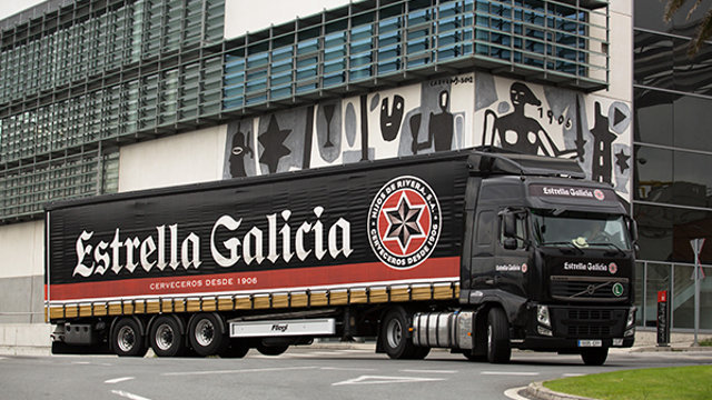 Un camión de Estrella Galicia, frente a la factoría de Hijos de Rivera en A Coruña. AEP