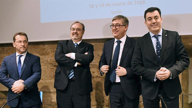 Los consejeros de Galicia, Asturias y Castilla y León, junto al secretario de Estado de Educación. J. CASARES (EFE)