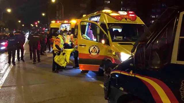 Miembros del Samur y de la Policia Nacional en la zona próxima al Wanda Metropolitano en la que fue apuñalado un ultra. EP