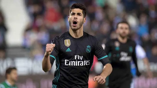 Marco Asensio celebra su gol. RODRIGO JIMÉNEZ (EFE)
