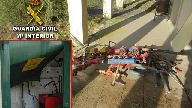 Destrozos y material que habían arrancado los ladrones cuando llegó la Guardia Civil. DP