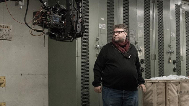 Fotograma cedido donde aparece el director mexicano Guillermo del Toro durante el rodaje de su película 'La forma del agua'. KERRY HAYES