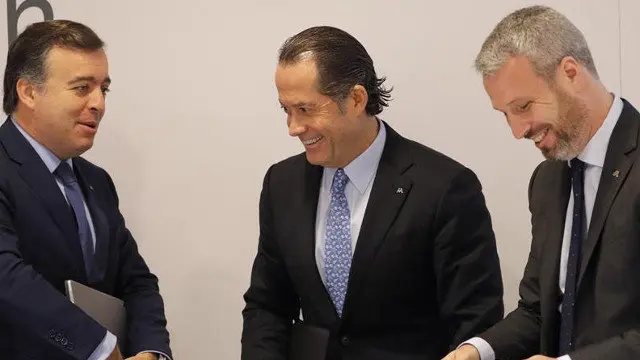 Juan Carlos Escotet (c), Francisco Botas (i) y el director general financiero de Abanca Alberto de Francisco. LAVANDEIRA JR.