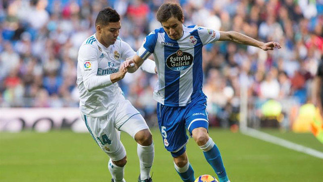 Pedro Mosquera disputa un balón en carrera con Casemiro durante el partido celebrado en el Bernabéu. RODRIGO JIMENEZ (EFE)