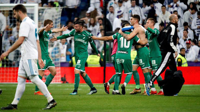 Los jugadores del Leganés celebran una victoria histórica en el Bernabéu. JUANJO MARTÍN