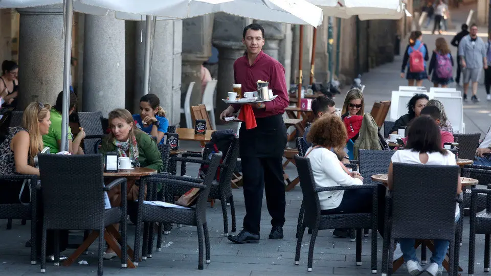 Un camarero sirviendo en una terraza. JAVIER CERVERA-MERCADILLO