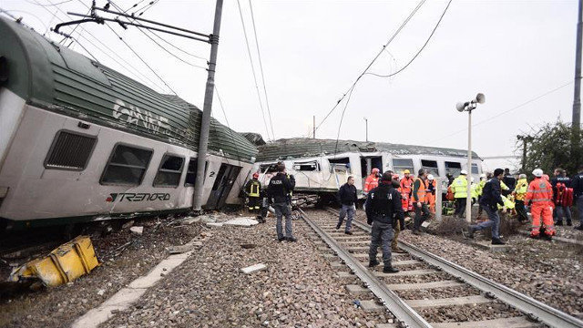 Miembros de los servicios de emergencia trabajan en el lugar del suceso después de que un tren descarrilara cerca de Milán. FLAVIO LOSCALZO (EFE)