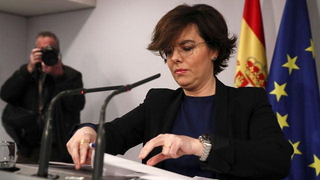 La vicepresidenta del Gobierno, Soraya Sáenz de Santamaría, durante su comparecencia ante los medios. MARISCAL (EFE)