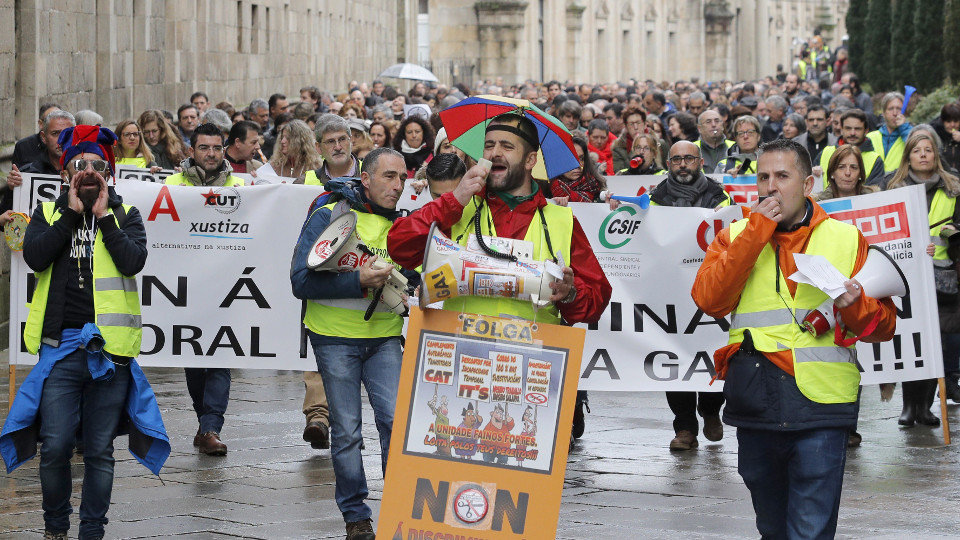 Medio millar de trabajadores de Justicia se manifiestan por las calles de Santiago de Compostela. LAVANDEIRA JR (EFE)