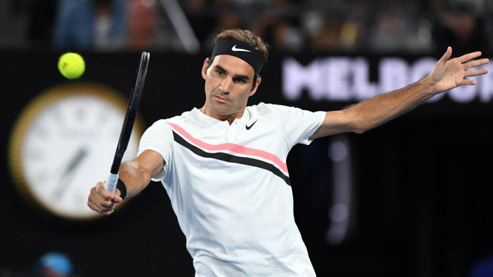 El tenista suizo Roger Federer durante la semifinal del Abierto de Australia. LUKAS COCH (EFE)