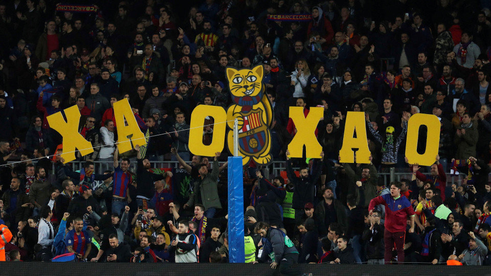 La afición del FC Barcelona muestra sus pancartas durante el encuentro correspondiente a la vuelta de los cuartos de final de Copa del Rey.  ALEJANDRO GARCÍA (EFE)