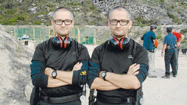 Bernardo y Roi D.L. (Alemania, 1974) posan durante unas prácticas de tiro en Ourense en el año 2013. EP