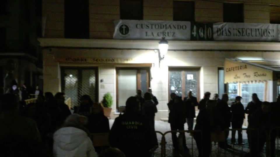 Vecinos de Callosa protestan contra la retirada de una cruz franquista. TWITTER (@carmenmemarin)