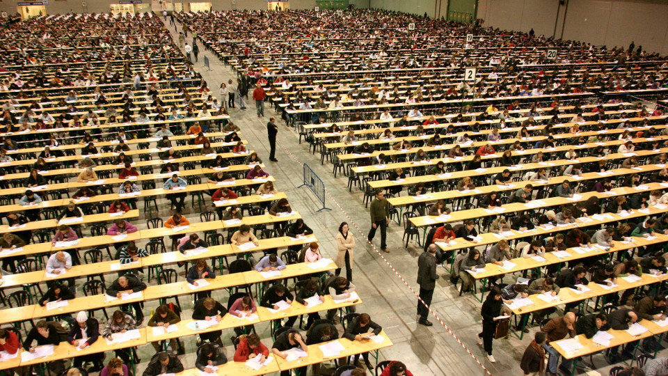Opositores realizando un exame en Silleda. AEP