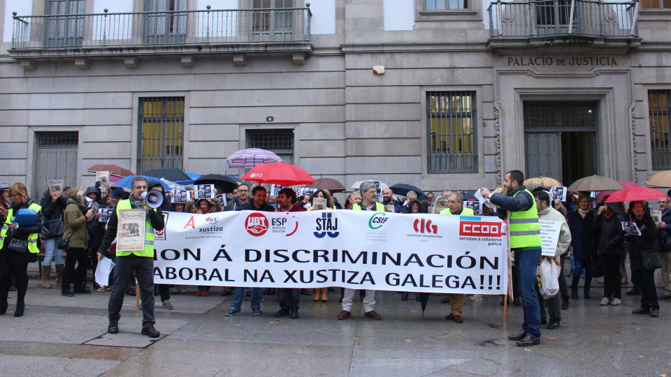Concentración defuncionarios de Justicia, el pasado diciembre en Pontevedra. OLGA FERNÁNDEZ