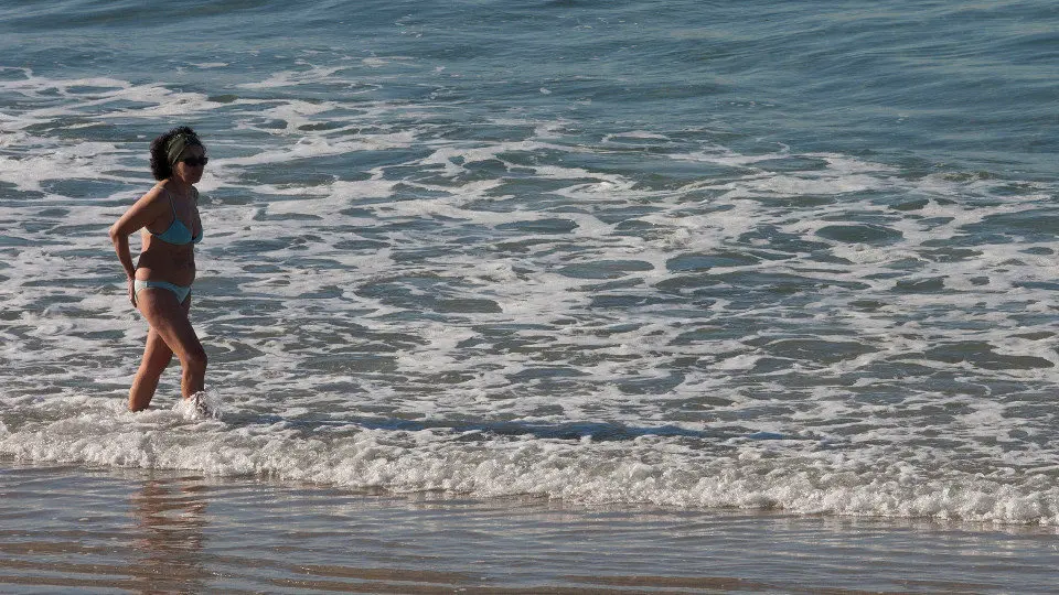 Una mujer camina por la playa de Samil de Vigo este martes. SALVADOR SAS (EFE)