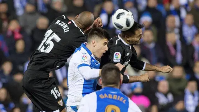 Jugadores del Sevilla y del Leganés disputan un balón. RODRIGO JIMÉNEZ (EFE)