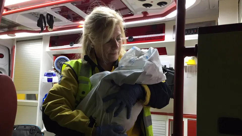 Una trabajadora del Samur con la beb&eacute; abandonada en Tetu&aacute;n. EMERGENCIAS MADRID