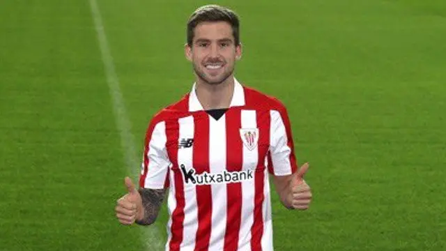 Íñigo Martínez, con la camiseta del Athletic.LUIS TEJIDO (Efe)