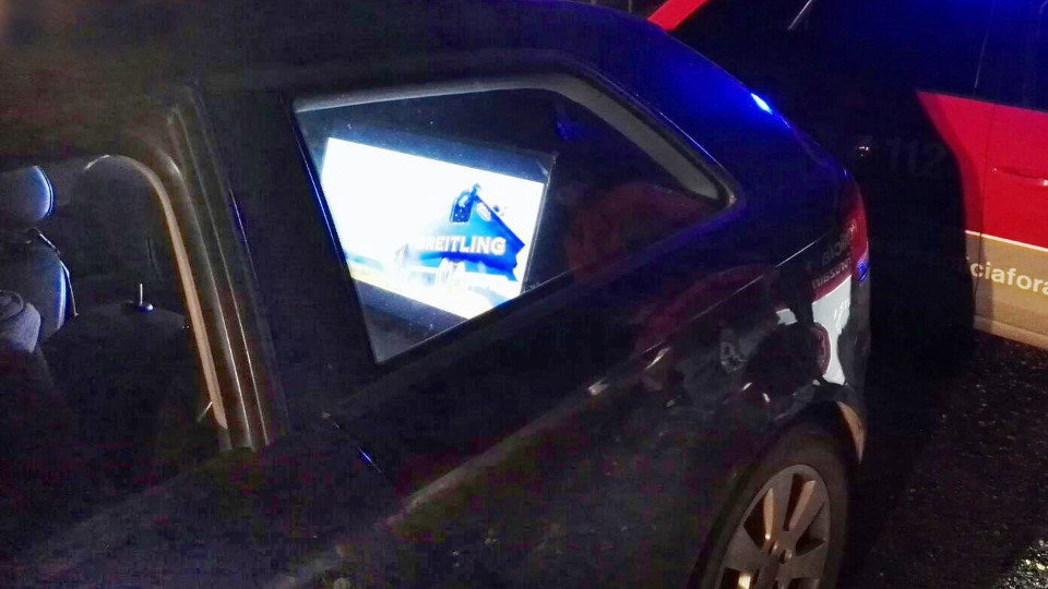 Imagen publicada por los agentes en la que se ve el televisor dentro del coche. POLICÍA FORAL