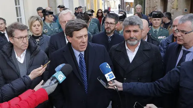 Juan Carlos Quer, con Alberto Núñez Feijó, Juan José Cortés y Santiago Villanueva, este domingo en A Pobra. LAVANDEIRA JR. (EEFE)